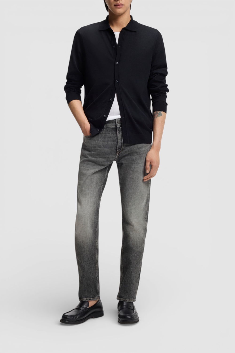 תמונת כל הלוק של מכנסי ג׳ינס בגזרת סלים